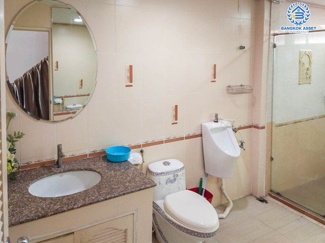 *****บ้านเดี่ยวมือสองย่านกรุงเทพฯ ม.ซื่อตรง28 นวมินทร์ เนื้อที่กว้างขวางมากถึง 108 ตร.ว. ฟังก์ชัน 5 ห้องนอน 4 ห้องน้ำ ที่จอดรถ 2 คัน บ้านหลังใหญ่ พื้นที่ใช้สอยกว้างขวาง พร้อมเข้าอยู่ บนทำเลแห่งการเดินทาง ใกล้รถไฟฟ้าสายสีชมพู "สถานีรามอินทรา40" และจุดขึ้นทางด่วน "รามอินทรา"